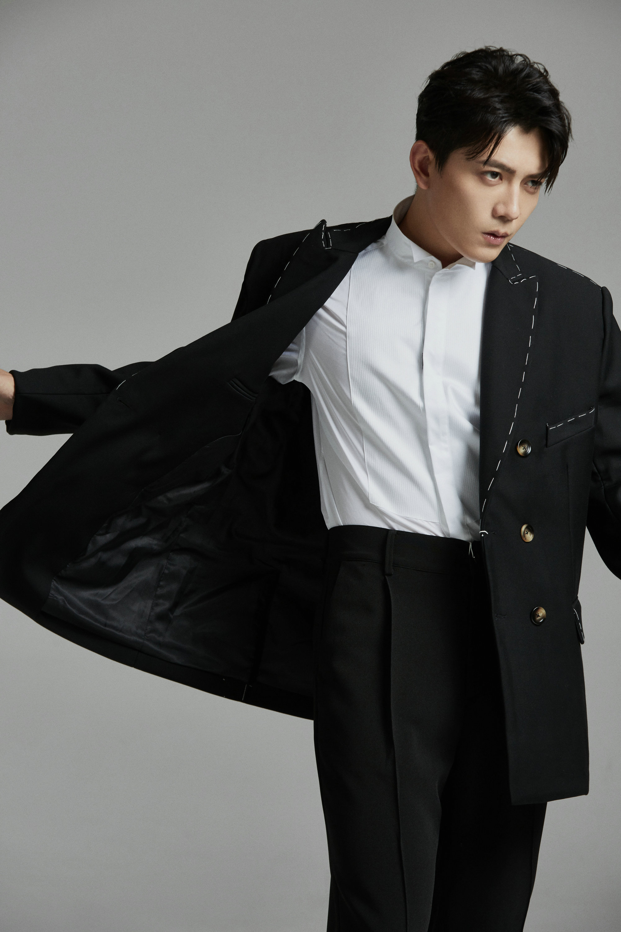 李亭哲《激荡》将收官 质感西装写真尽显轻熟魅力