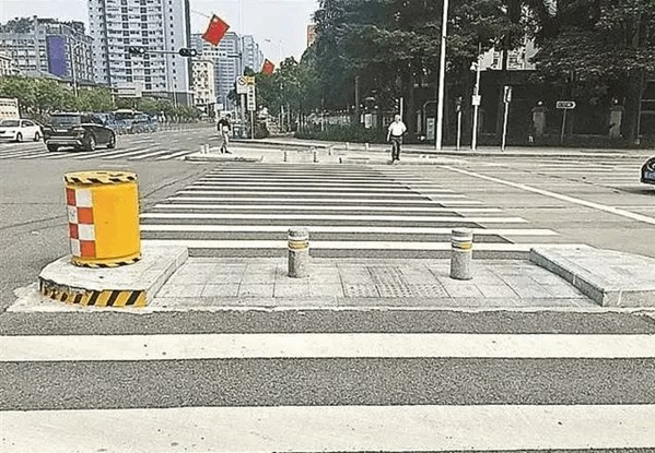 即在第一次绿灯时间,先到达道路中央的行人安全岛,第二次绿灯亮起再走