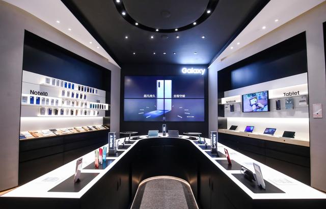 三星旗下的诸多热门科技产品,旗舰店共分为两层,智能手机方面在店内