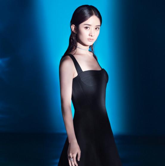 赵丽颖复工首登杂志封面,身材比没当妈时还好,嫩脸也就16岁吧