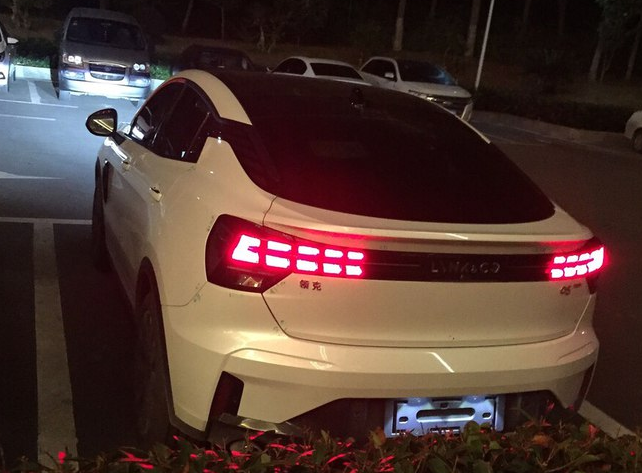 首台白色全新吉利领克05现身车长4592mm配全景天窗自动启停