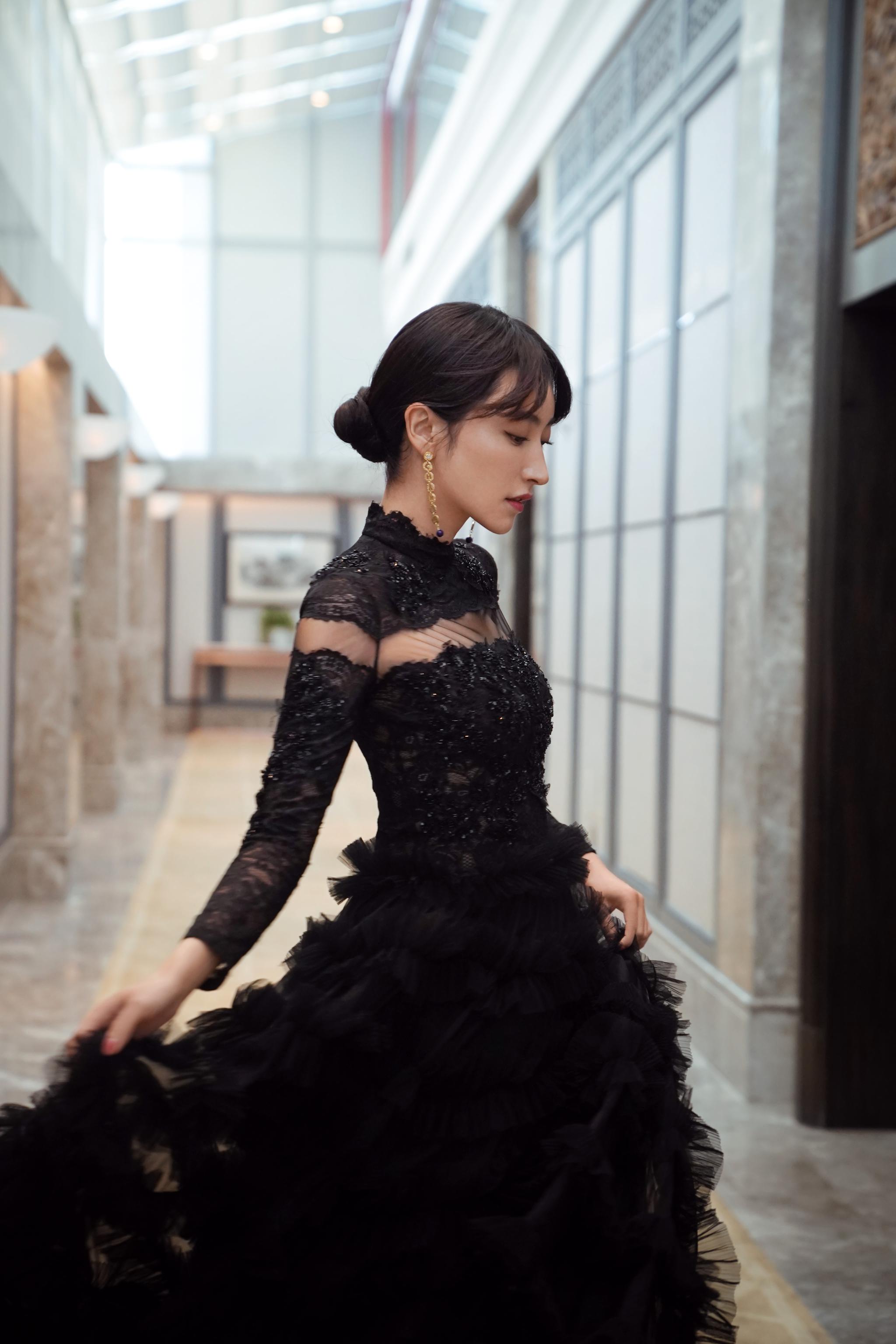 曲尼次仁亮相丝绸之路电影节闭幕式一袭白裙尽显优雅