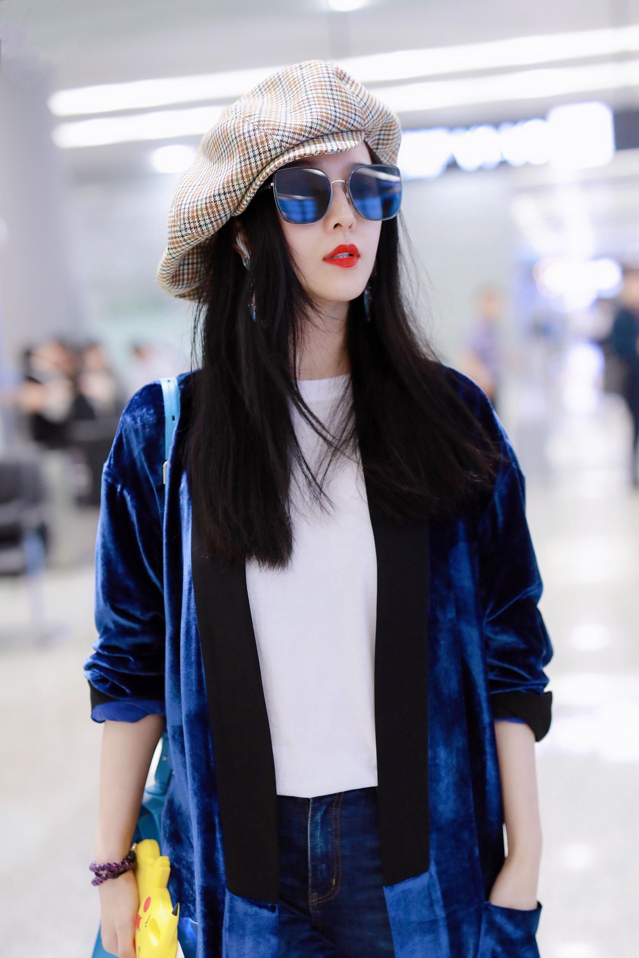 范冰冰一身深色搭现身机场红唇太抢镜再度上演范爷高级范