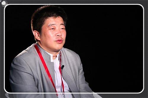 由于受到家庭氛围的熏陶,冯军从小成绩十分优异.