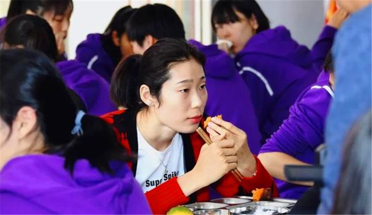 马云当年承诺替中国女排清空购物车,朱婷只给父亲买按摩椅?