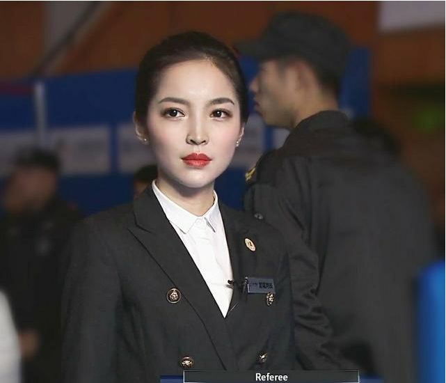 她18岁当台球裁判,因惹火身材走红,今穿白色旗袍,勾勒完美娇躯