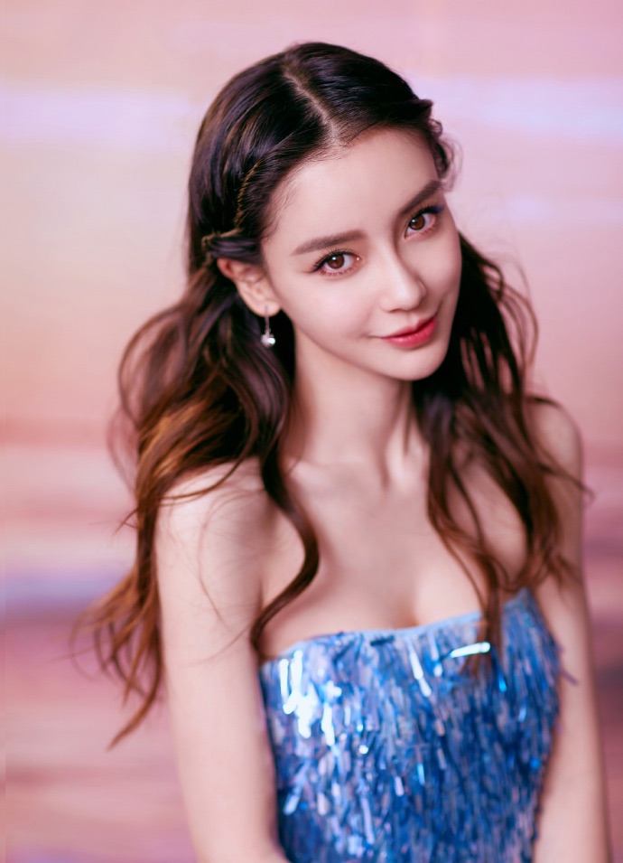 angelababy蓝色亮片礼裙出席晚会 闪闪发光如美人鱼