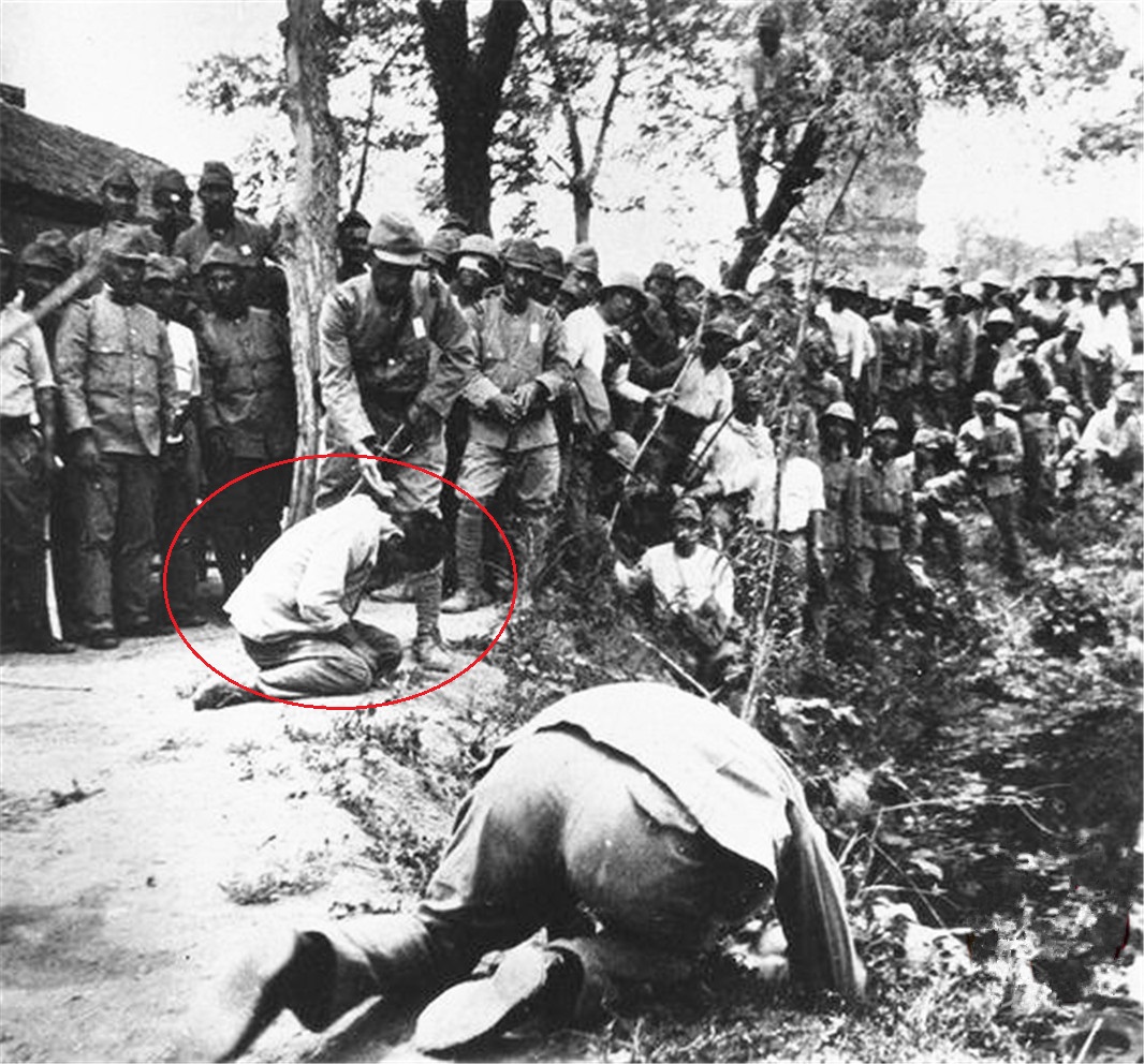 图4如图所示,两个被抓住的村民正在被日军斩首示众,一大堆日军士兵在