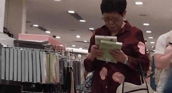 周星驰79岁妈妈现身平价店购物，花100元买丝袜，也太节俭了！