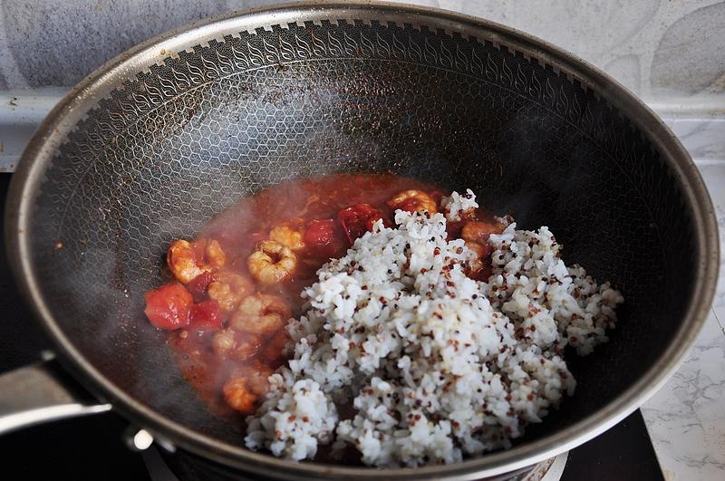 几分钟,将一碗冷饭变美味,热乎乎,酸甜可口,不比蛋炒饭差