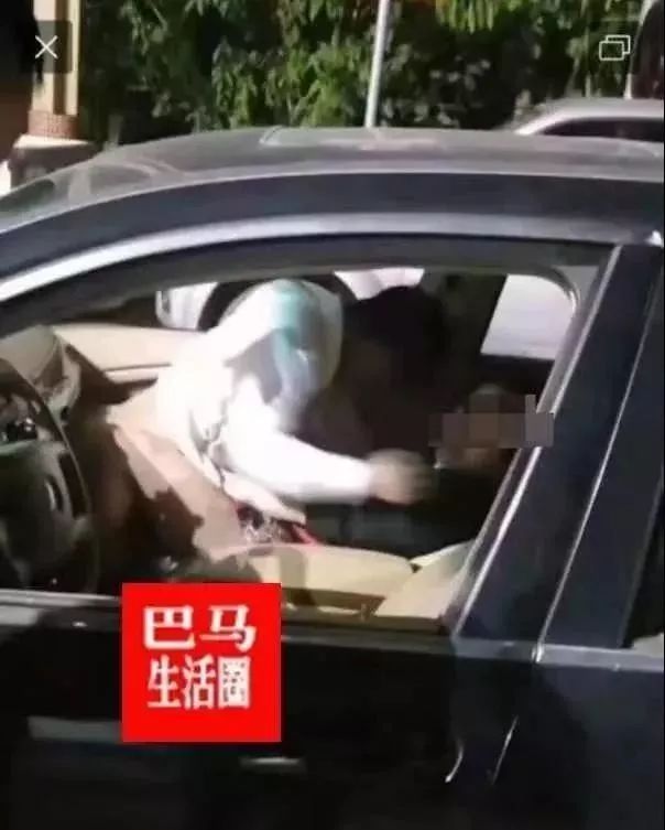违停路中,车内男女做着不可描述的事!众人提醒遭回怼,交警:罚