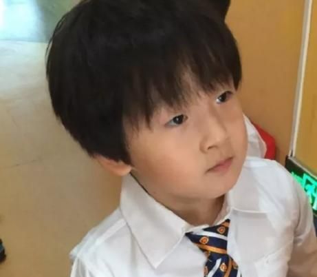 邹明轩才是"整容式"长大,曾因长胖被吐槽