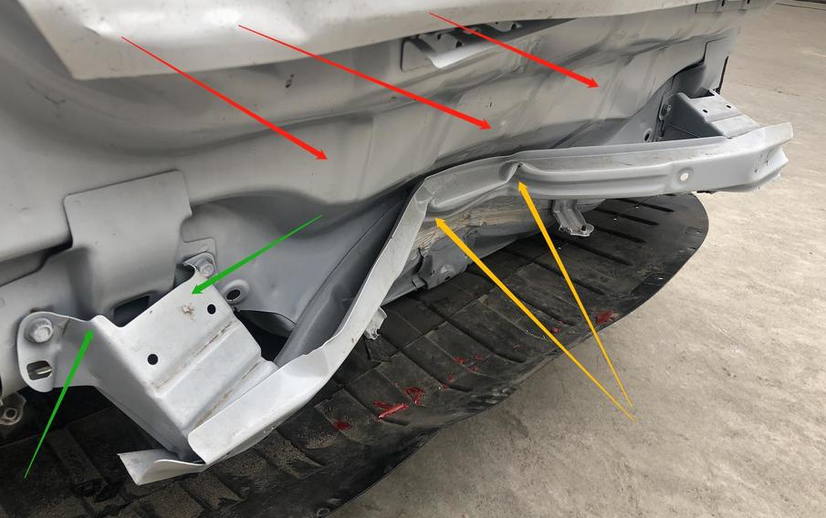 裸露出损毁严重保险杠钢制骨架