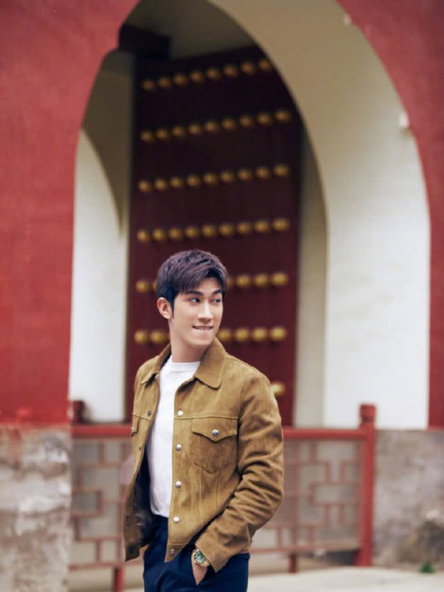 李治廷公布混血女友恋情后首晒照,咬唇弹吉他心情好,配文有深意