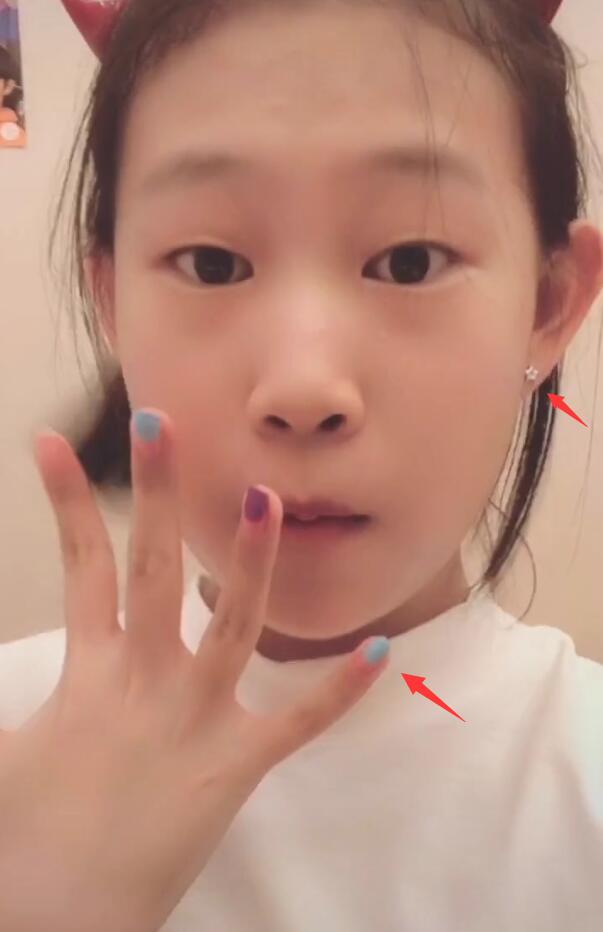 小沈阳13岁女儿沈佳润,打耳洞故意秀美甲,网友:长相很高级