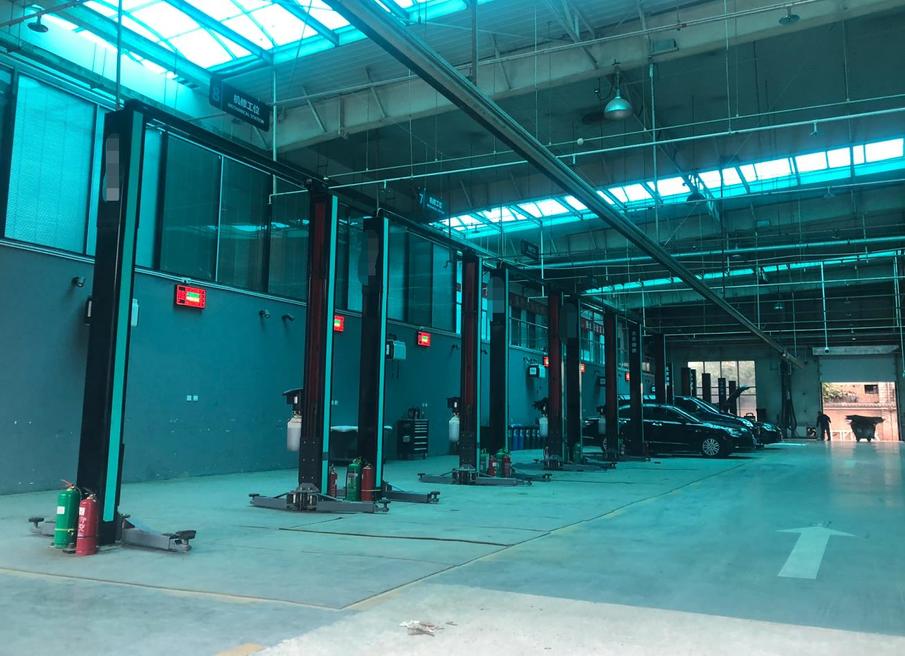 在这座机修车间内没有设定针对电动汽车维修养护的专属工位.
