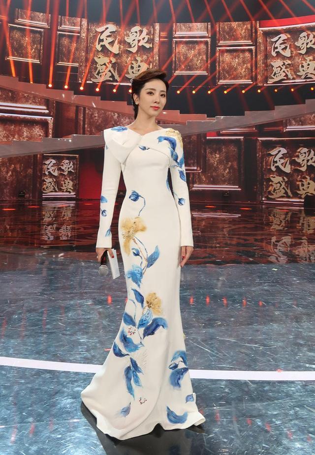被央视主持人李思思惊艳了32岁依旧少女身着旗袍宛如画中人