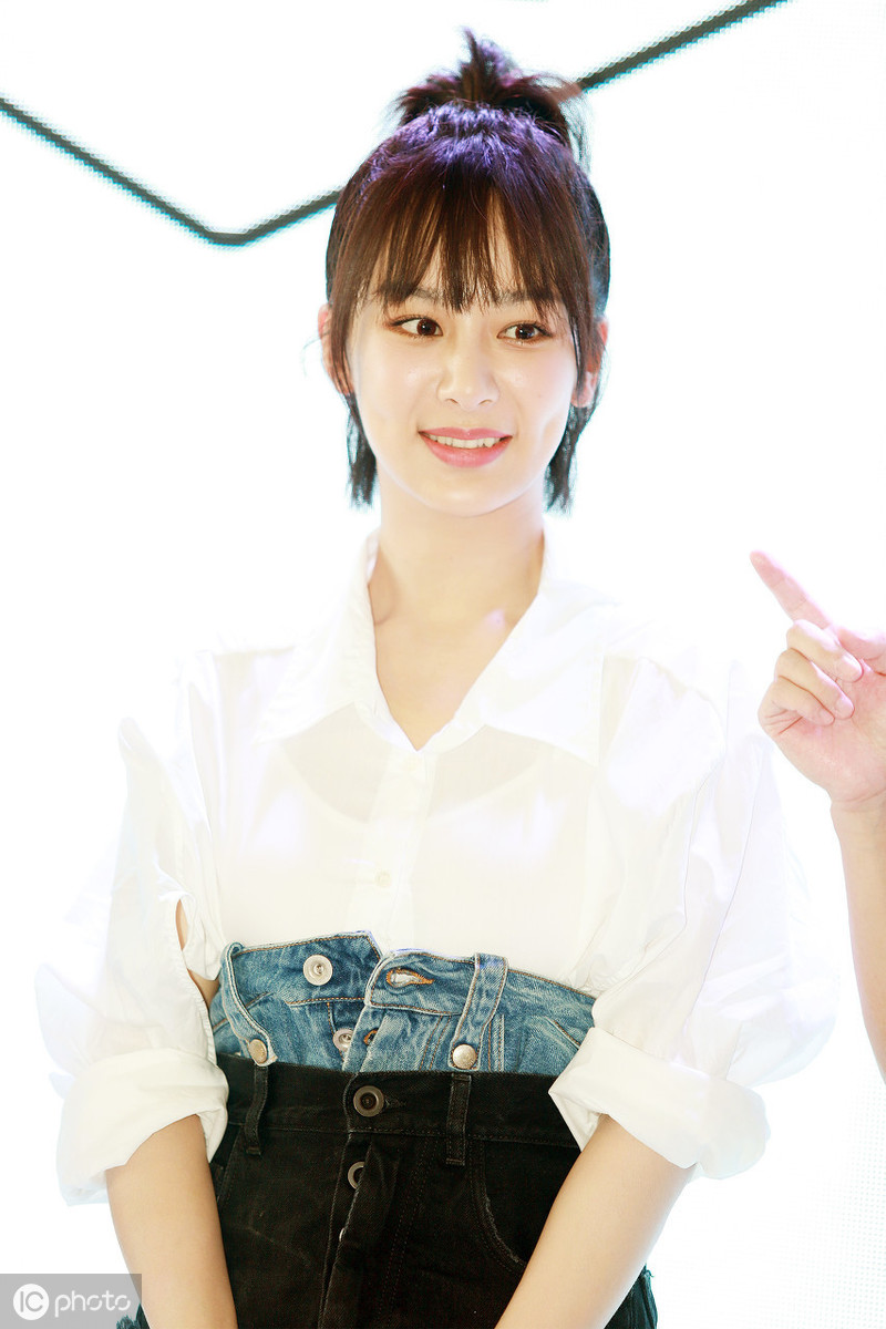 90后实力派女演员杨紫个性丸子头加法式刘海俏皮可爱