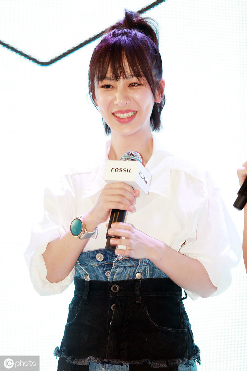 90后实力派女演员杨紫个性丸子头加法式刘海俏皮可爱