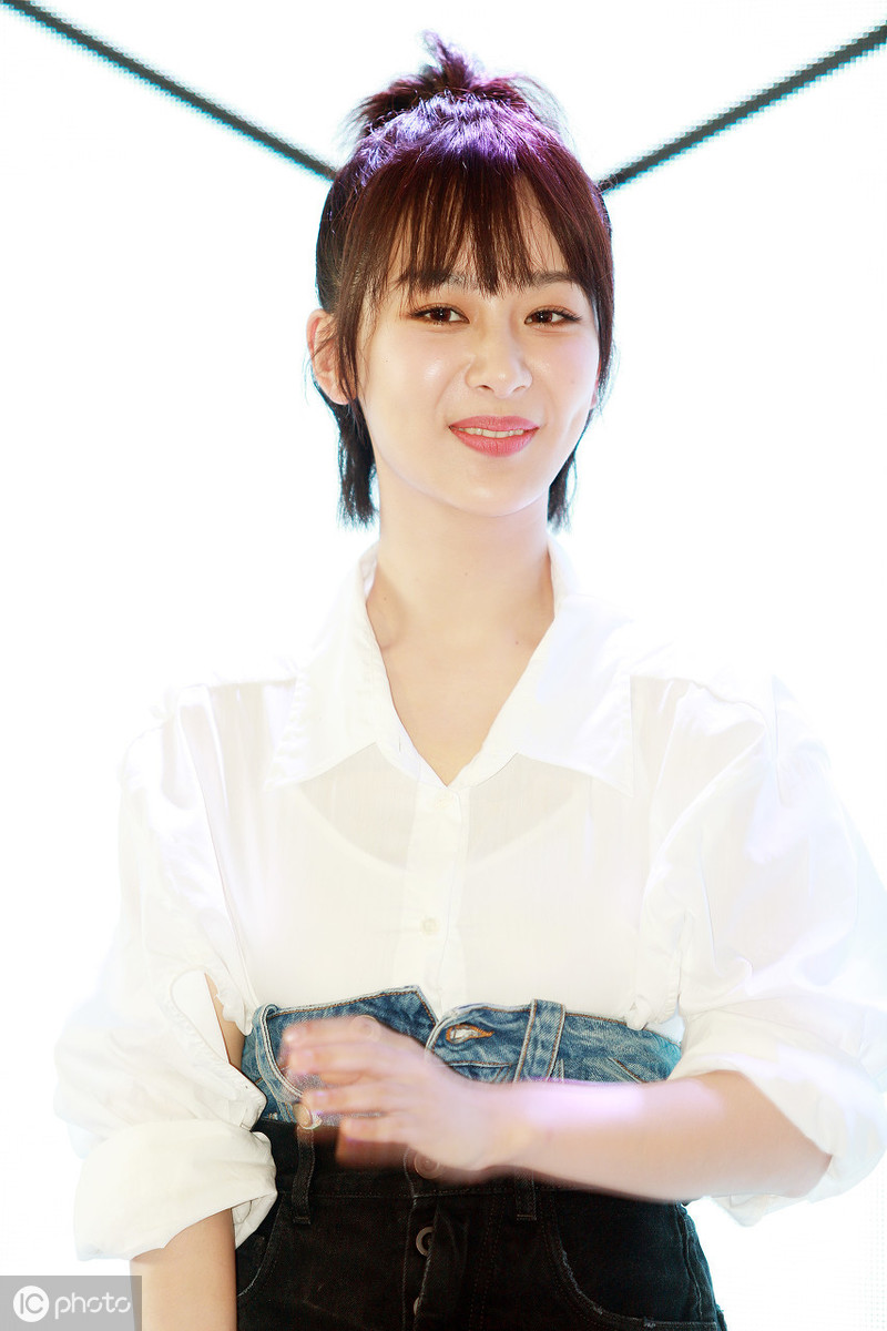 90后实力派女演员杨紫个性丸子头加法式刘海俏皮可爱