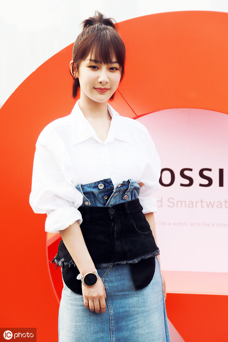 90后实力派女演员杨紫个性丸子头加法式刘海俏皮可爱