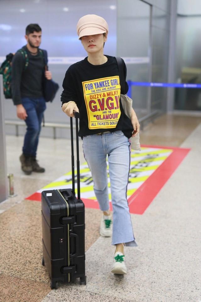 马伊琍从巴黎归来,穿印花t恤搭浅色牛仔裤