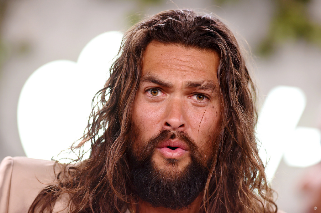 海王杰森莫玛现身活动身高193的硬汉在妻子身边秒变3岁小孩