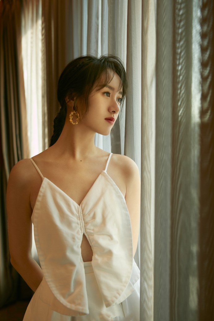 袁冰妍的这一件白色吊带裙真是别出心裁如同胸前挂着两个饺子