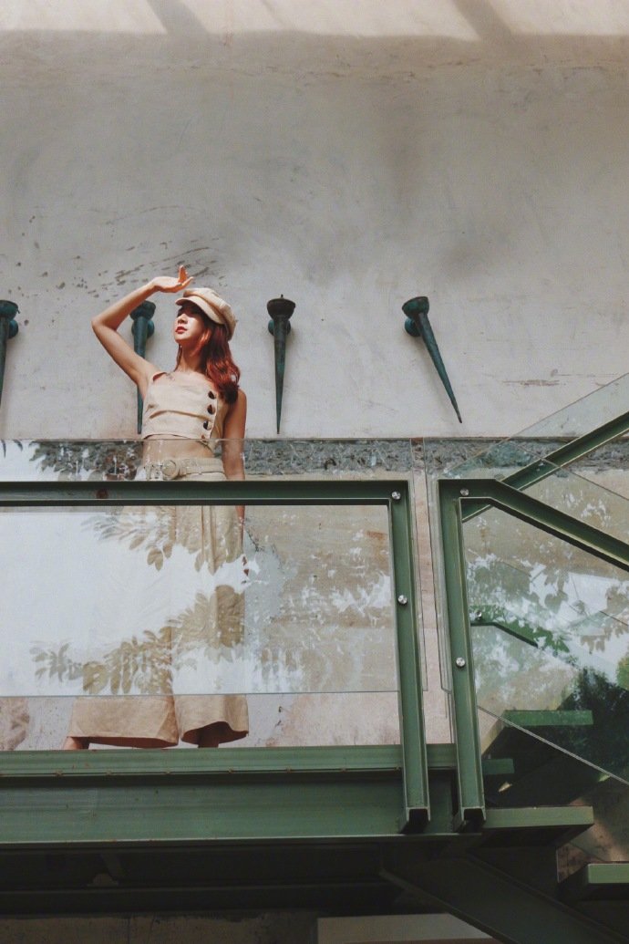 说起来阳光并没有很刺眼,但许婧为何要抬手做出遮阳状呢?