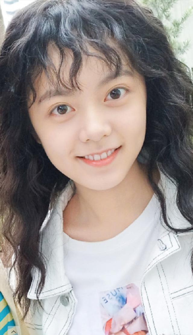 《初恋那件小事》公布新海报!赵今麦头发炸了!赖冠霖都比她妩媚