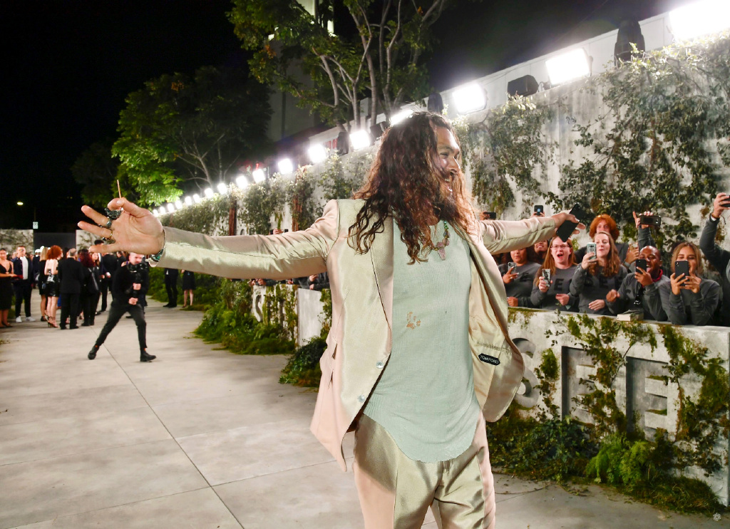 海王杰森莫玛现身活动身高193的硬汉在妻子身边秒变3岁小孩