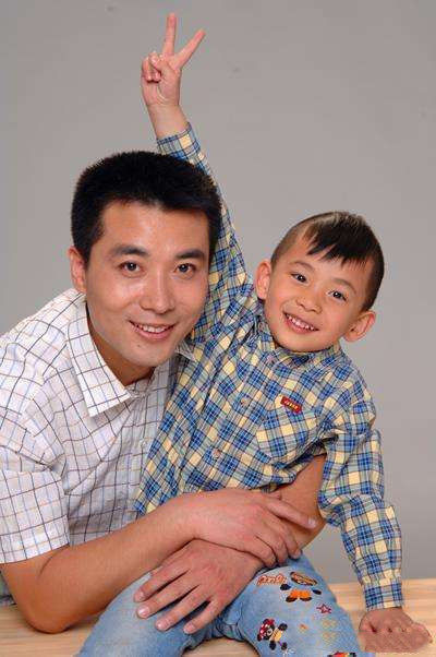 央视主播郭志坚,早已娶妻生子,儿子帅气可爱