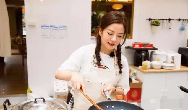 赵薇面馆爆火，粉丝连点两大碗“猪蹄面”，结账时懵了：你逗我呢