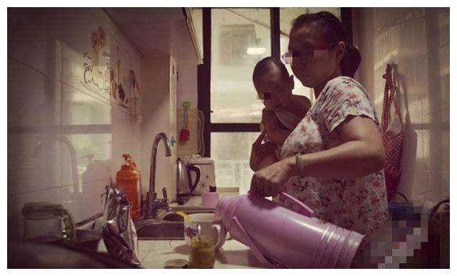 宝妈独自带娃很累,这些扎心时刻,让人觉得心疼感动