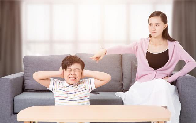 美国老爸陪孩子写作业,气到拍桌子用中文大吼:家长崩溃不分国界