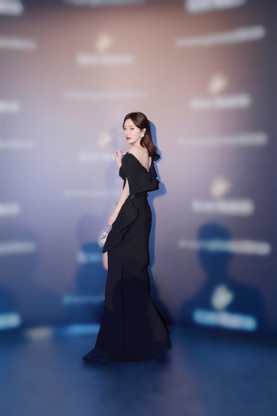 秦岚黑色礼服优雅现身品牌晚宴再获代言人气资源双双在线