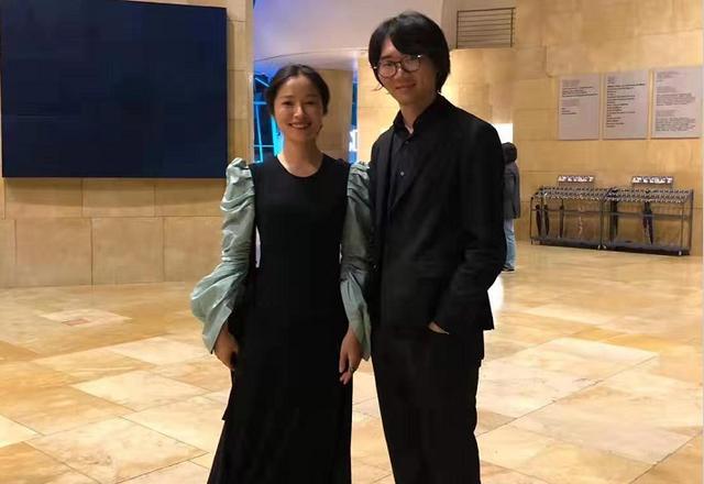 她只是拿别人奖项合了个影