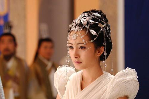 33岁杨幂和29岁李沁,同穿开叉裙,一个穿成小仙女一个却像大妈