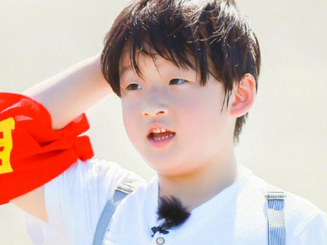 后来邹明轩去当《爸爸去哪儿》村长助手,很多网友再一次看见了邹明轩