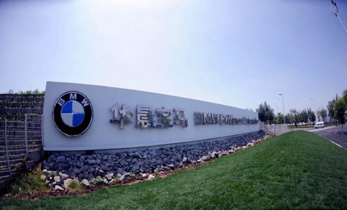 航拍华晨宝马新车停车场,场面壮观