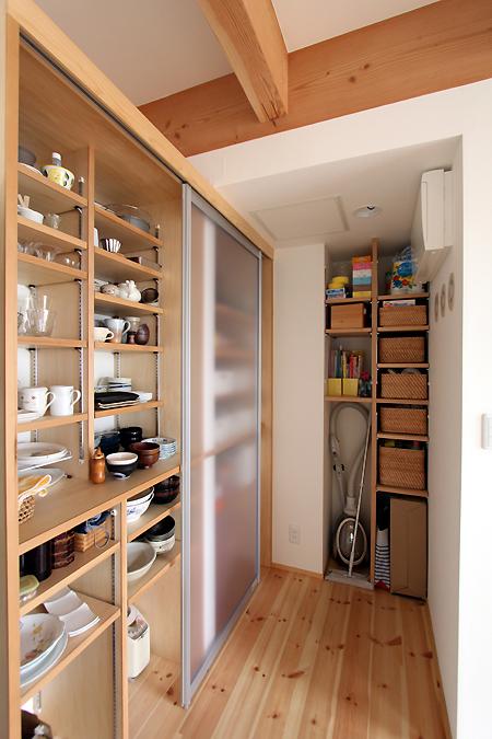 日本杂物间超能装又整齐,全靠这搁架条,上下移动物尽其用每1㎡