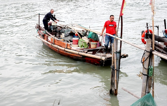 在淀山湖生活着一群勤劳朴实的渔民,他们世代以捕鱼为生