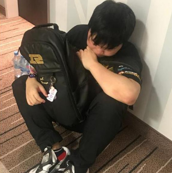 输掉比赛后,uzi也是失落的启程回国,从uzi女友的晒照中可以看到uzi