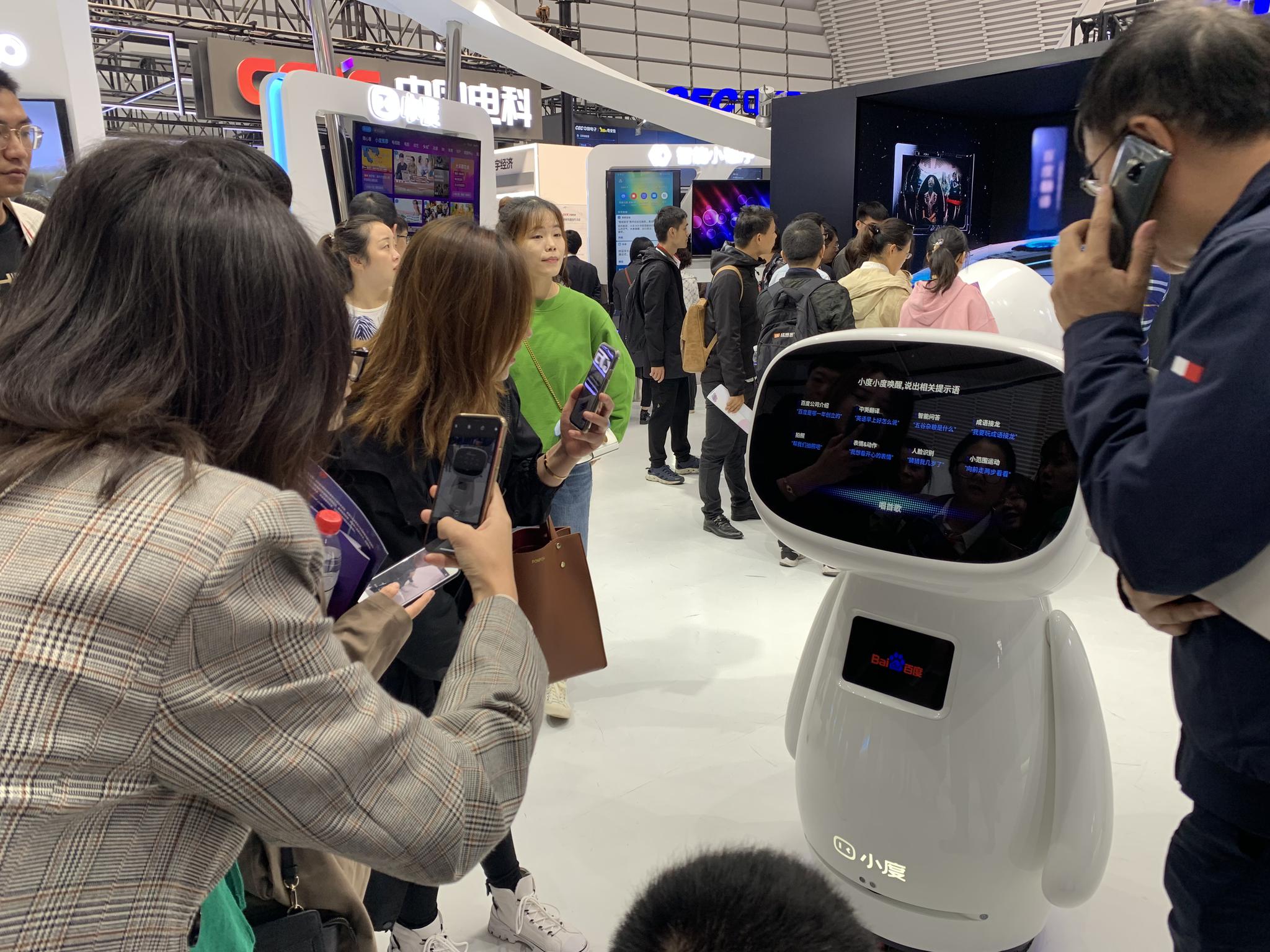 图/百度小度机器人