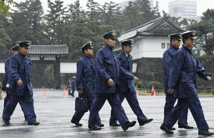 20 在皇居外警戒的日本警察皇居周边一共部署了超过两万警力
