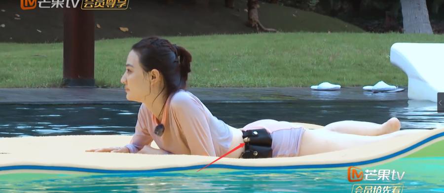 在游泳学习完之后,徐璐也是爬到垫子上晒太阳,此时的她看上去异常的