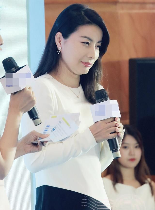 郭晶晶终于性感一次!穿高开叉裙秀修长美腿