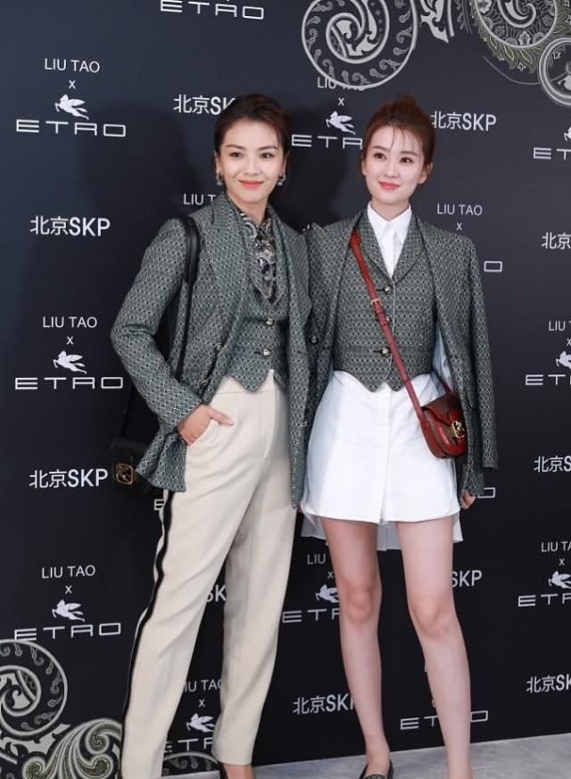 刘涛和乔欣再同台,同样职业风装扮,两人气场上不相上下!