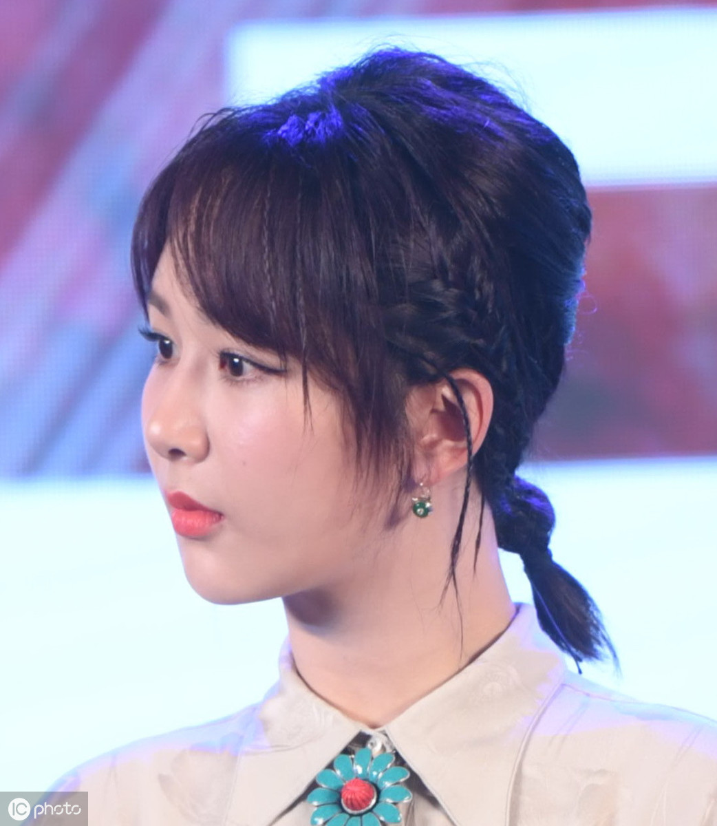 杨紫法式刘海感觉优雅与浪漫蓬松感觉很俏皮可爱