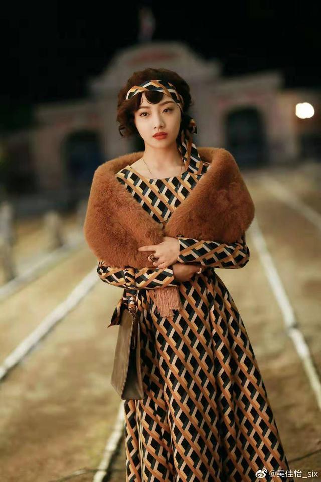 在烈火军校饰演曲曼婷的吴佳怡戏里戏外的穿搭都好看